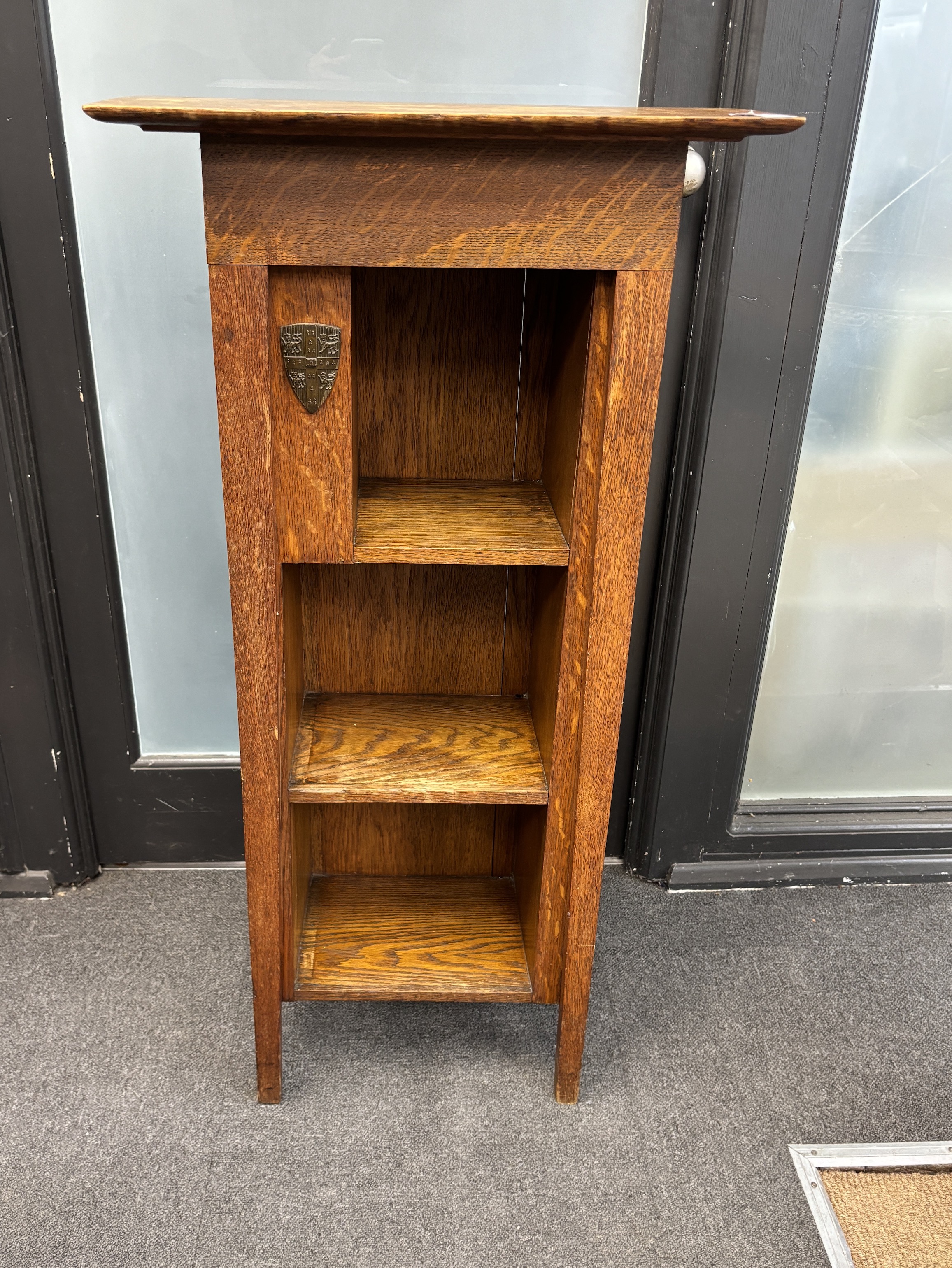 A Cambridge oak Arts and Crafts bookcase width 54cm, depth 30 cm, height 110cm.